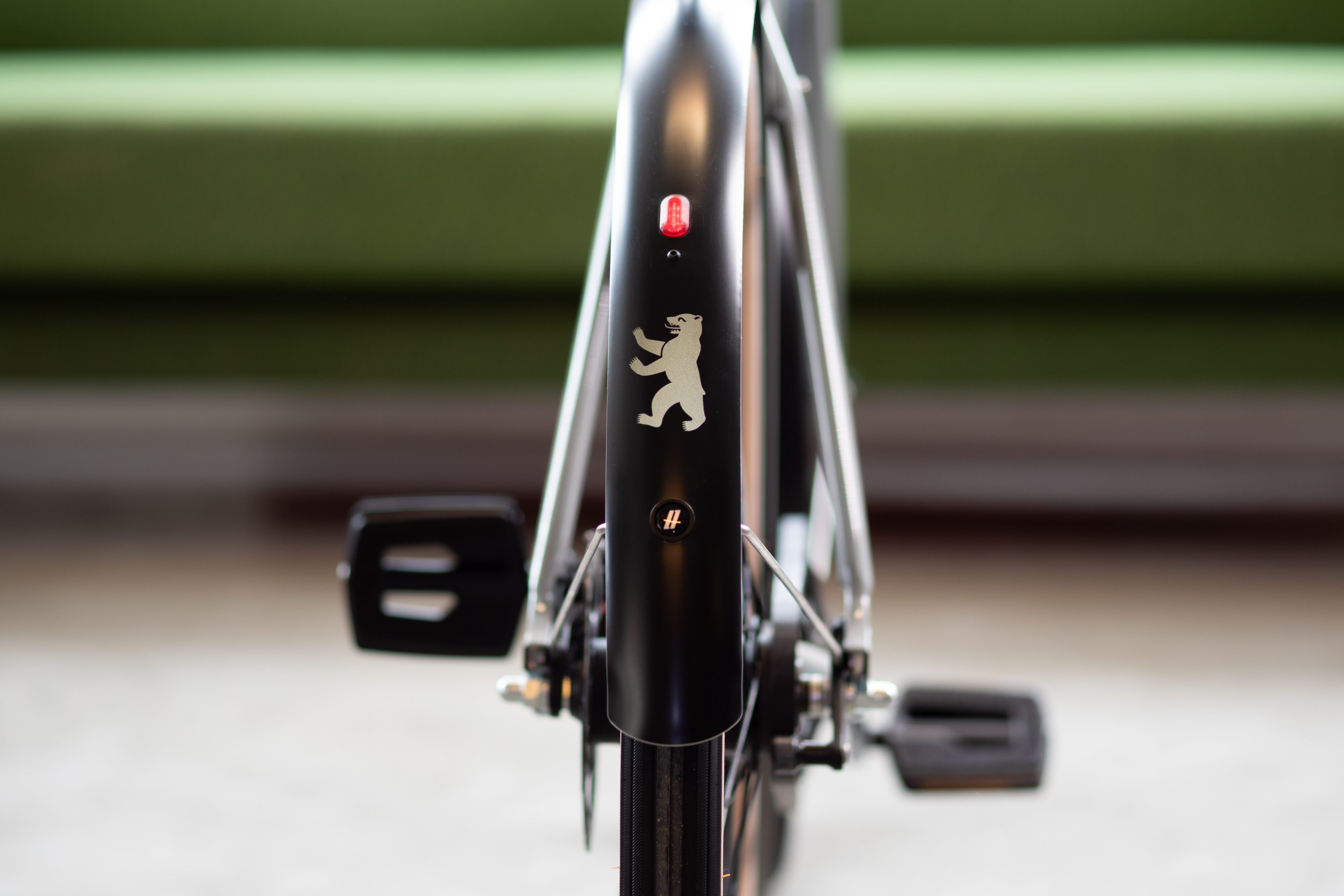 Berliner Bär Weiß von REFLECTIVE Berlin auf Schutzblech eines Schindelhauer Fahrrads mit stark reflektierendem Bärenmotiv für mehr Sichtbarkeit im urbanen Stil.