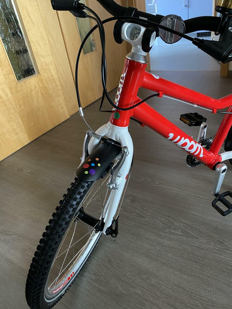 Bubbles Pop von REFLECTIVE Berlin auf Kinderfahrrad mit stark reflektierenden bunten Kreisen für mehr Sichtbarkeit im urbanen Stil.