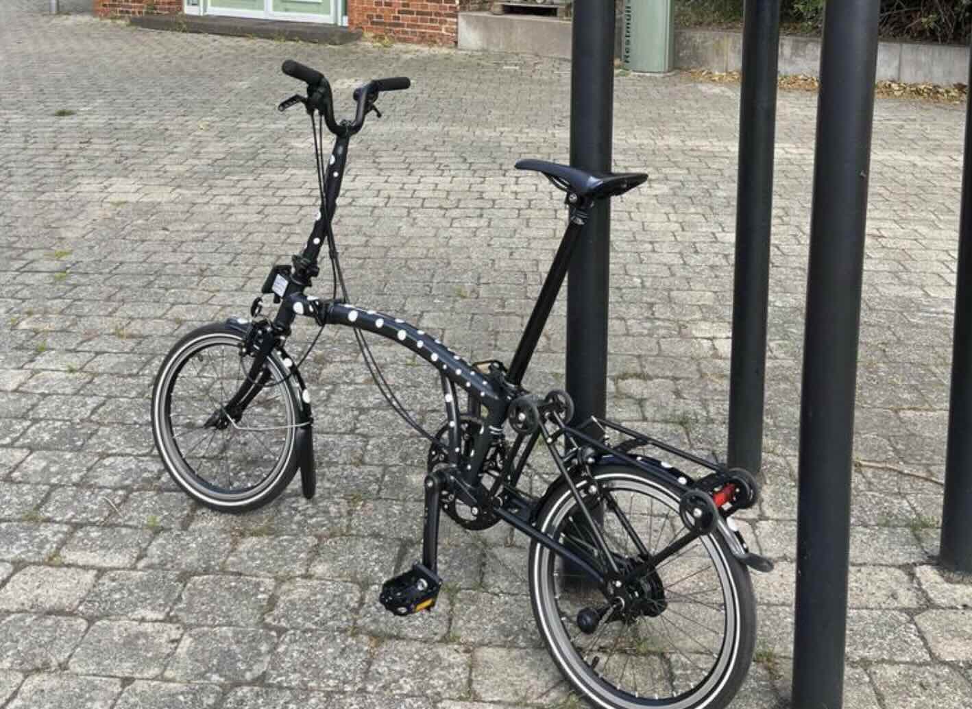 Bubbles White von REFLECTIVE Berlin auf Faltrad mit stark reflektierenden weißen Kreisen für mehr Sichtbarkeit im urbanen Stil.