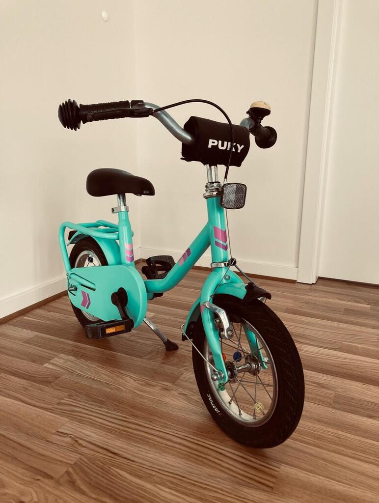 Chevrons Pink von REFLECTIVE Berlin auf Kinderfahrrad mit stark reflektierenden Pfeilformen für mehr Sichtbarkeit im urbanen Stil.