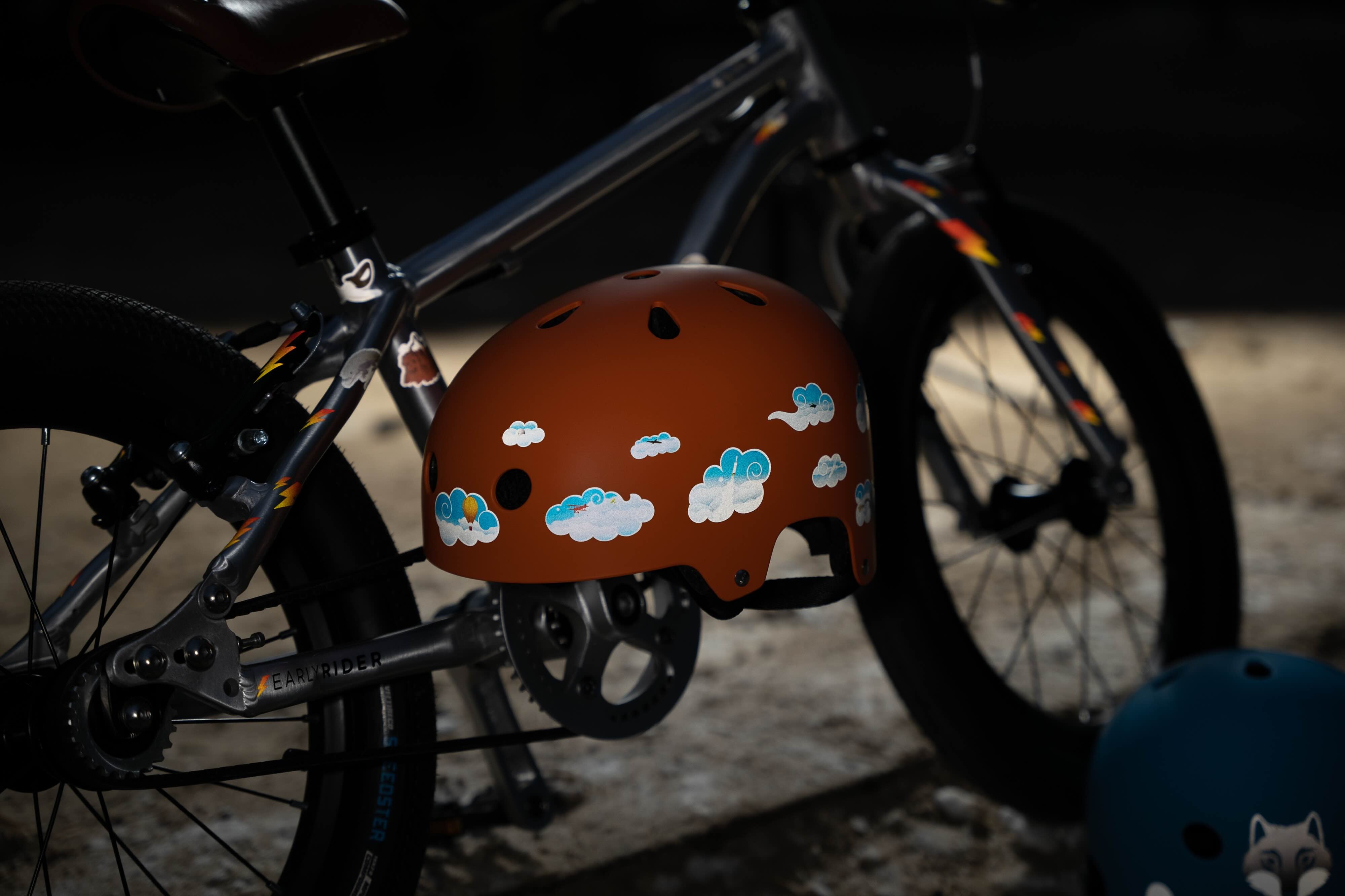 Clouds und Rock Rain Rainbow von REFLECTIVE Berlin auf Kinderfahrrad mit stark reflektierenden bunten Formen für mehr Sichtbarkeit im urbanen Stil.
