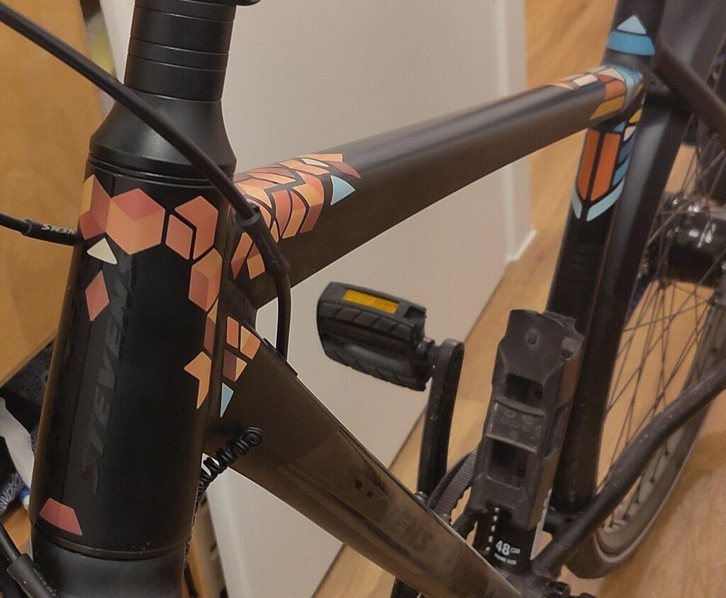 Cubes Honey und Delta Vintage von REFLECTIVE Berlin auf Fahrradrahmen mit stark reflektierenden geometrischen Würfel- und Pfeilformen für mehr Sichtbarkeit im urbanen Stil.