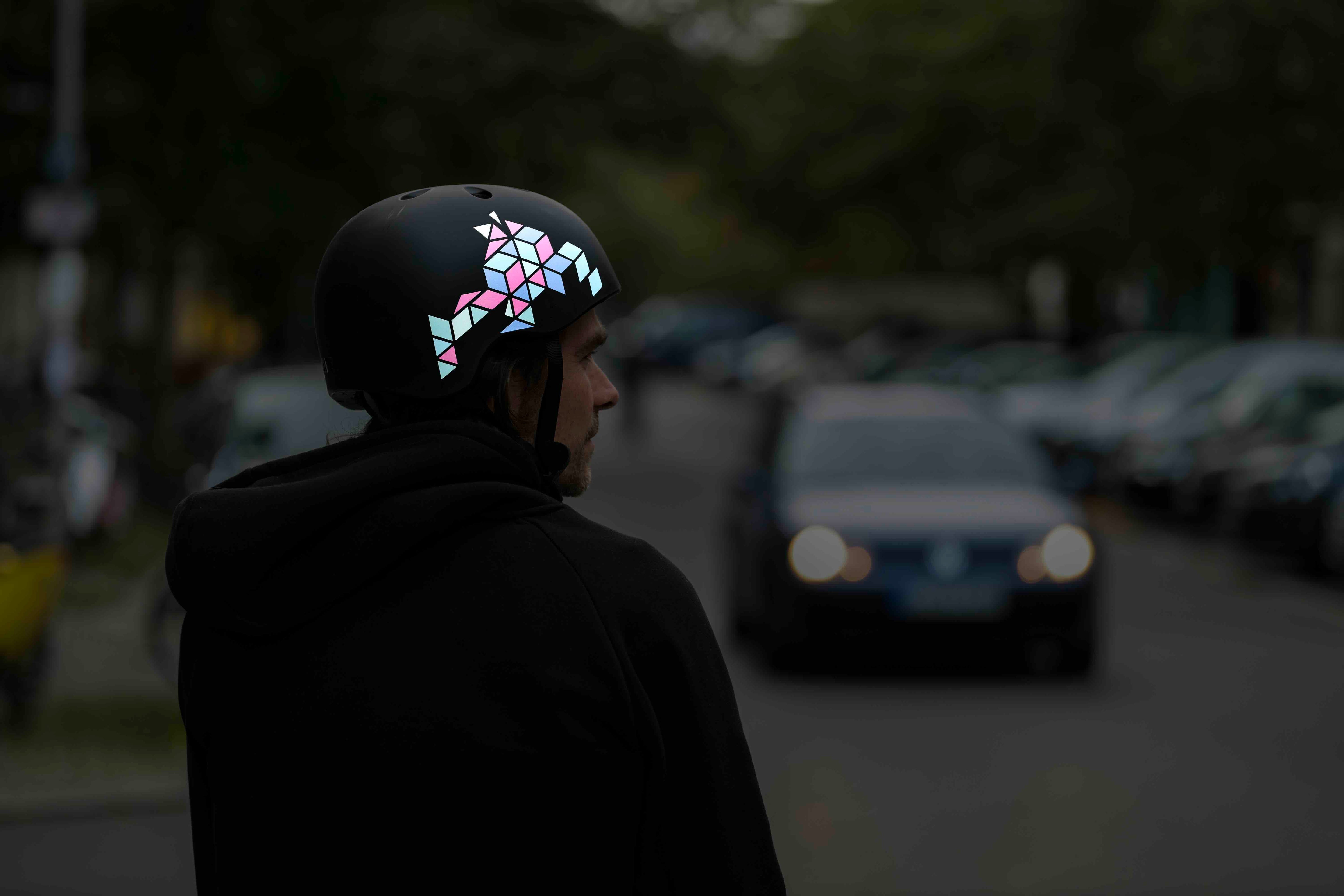 Diamonds Coral von REFLECTIVE Berlin auf Fahrradhelm mit stark reflektierenden geometrischen Diamantformen für mehr Sichtbarkeit im urbanen Stil.