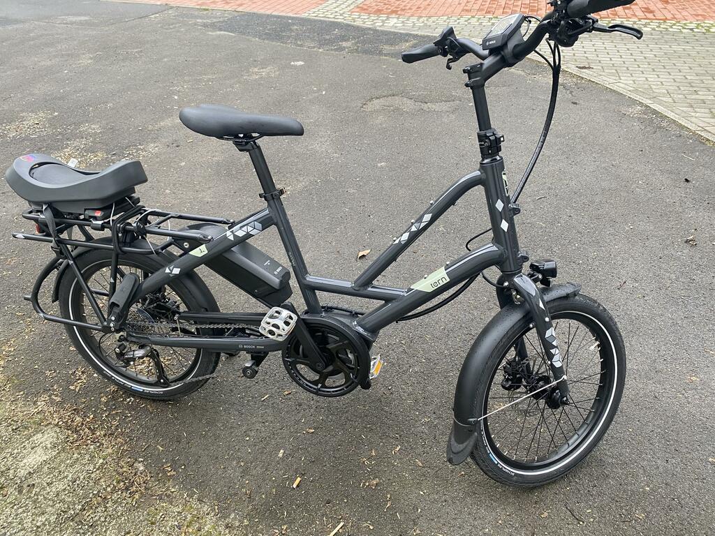 Diamonds Grey von REFLECTIVE Berlin auf E-Bike mit stark reflektierenden geometrischen Diamantformen für mehr Sichtbarkeit im urbanen Stil.
