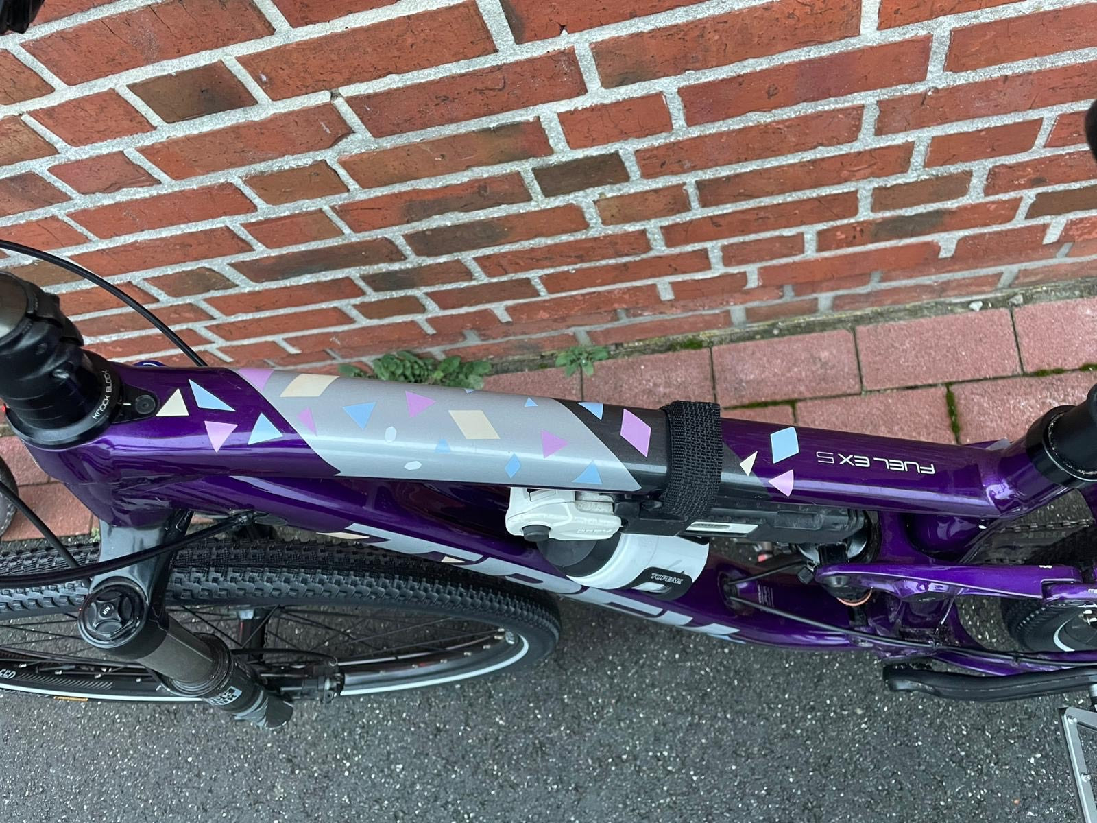 Diamonds Pastel von REFLECTIVE Berlin auf Fahrradrahmen mit stark reflektierenden geometrischen Diamantformen für mehr Sichtbarkeit im urbanen Stil.