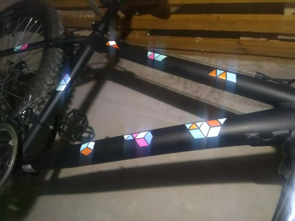 Diamonds Vintage von REFLECTIVE Berlin auf Fahrradrahmen mit stark reflektierenden geometrischen Diamantformen für mehr Sichtbarkeit im urbanen Stil.