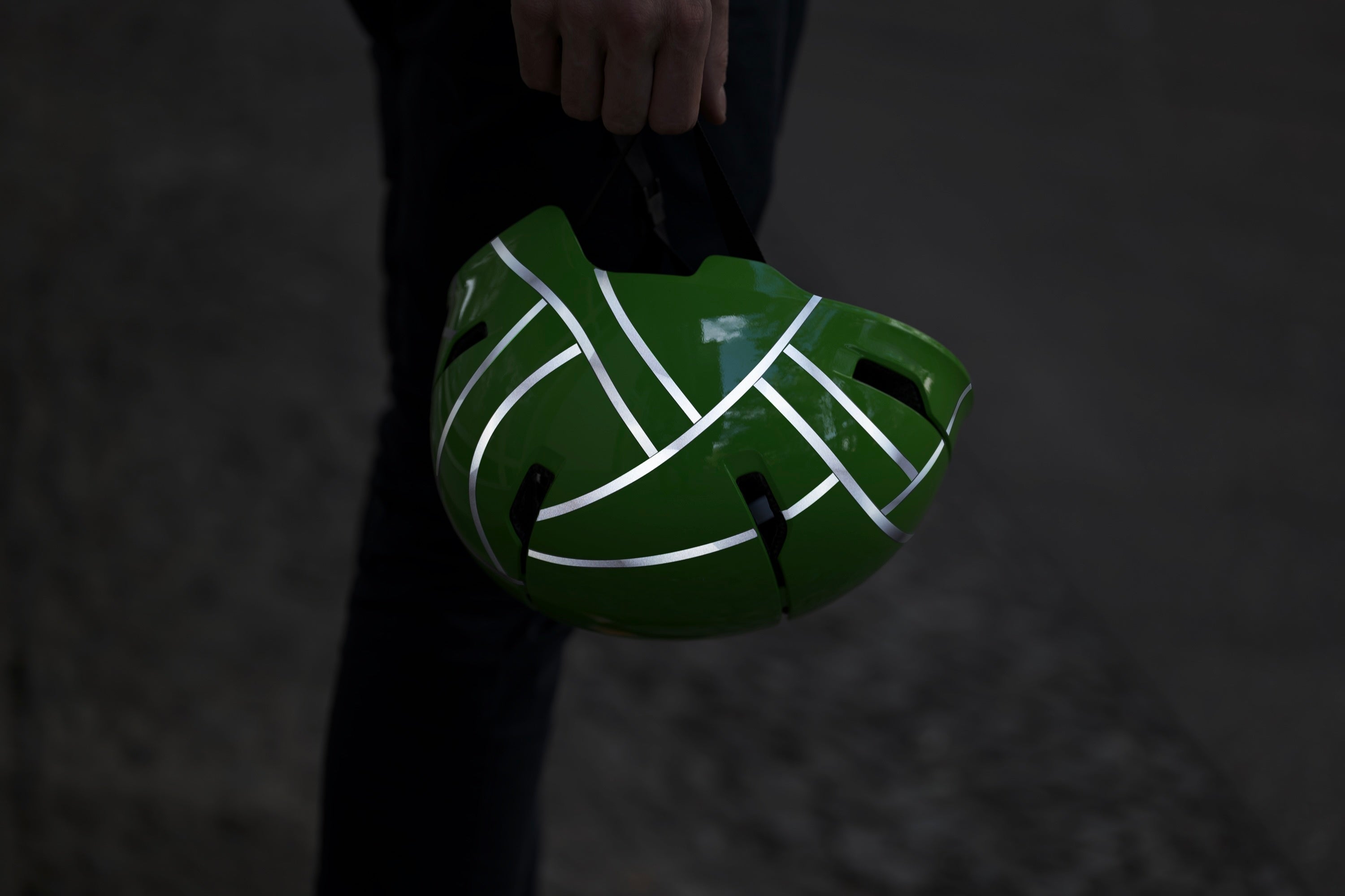 DIY Abyss Glacier von REFLECTIVE Berlin auf Fahrradhelm, A4-Stickerbogen zum Selbstschneiden mit stark reflektierenden Linienformen für mehr Sichtbarkeit im urbanen Stil.