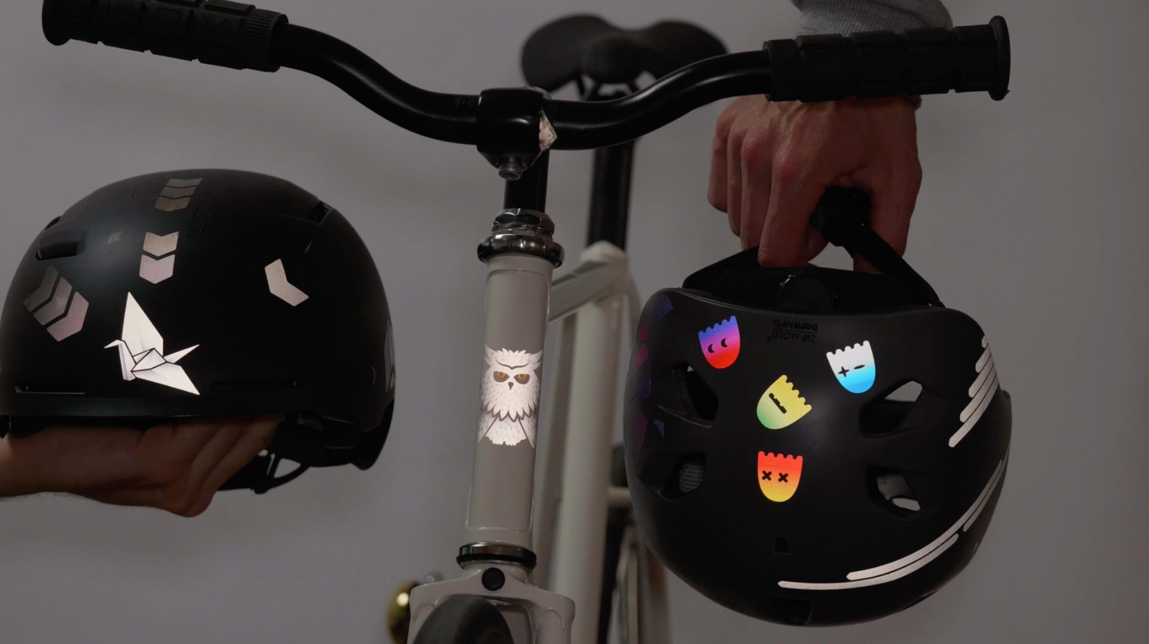 Video-Thumbnail zu den Essentials von REFLECTIVE Berlin mit reflektierenden Chevrons-, Universal-, Ghost- und Owl-Stickern auf Helmen und Fahrradrahmen.
