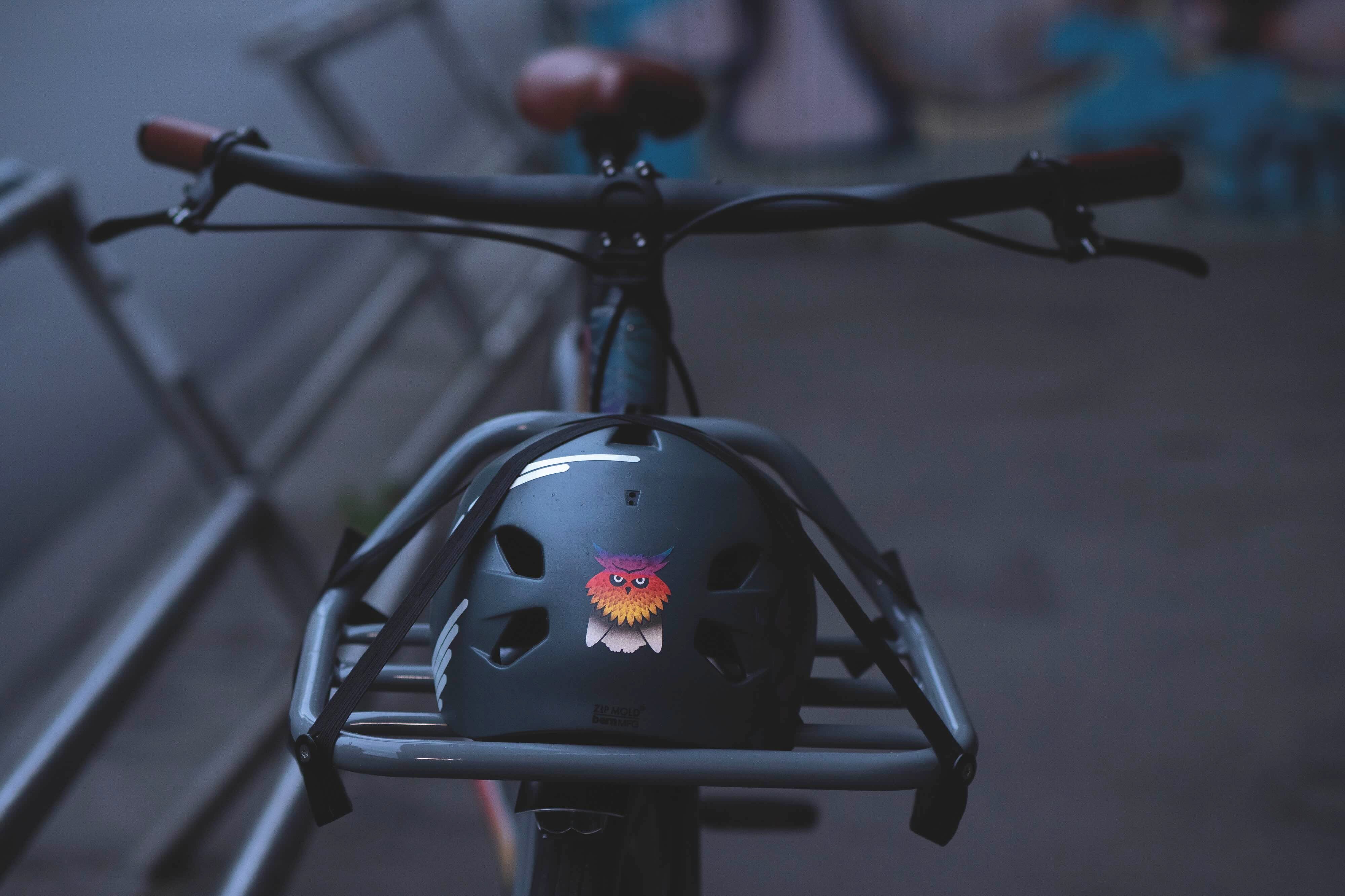 Eule Rainbow von REFLECTIVE Berlin auf schwarzem Fahrradhelm mit stark reflektierendem mehrfarbigem Eulenmotiv für mehr Sichtbarkeit im urbanen Stil.