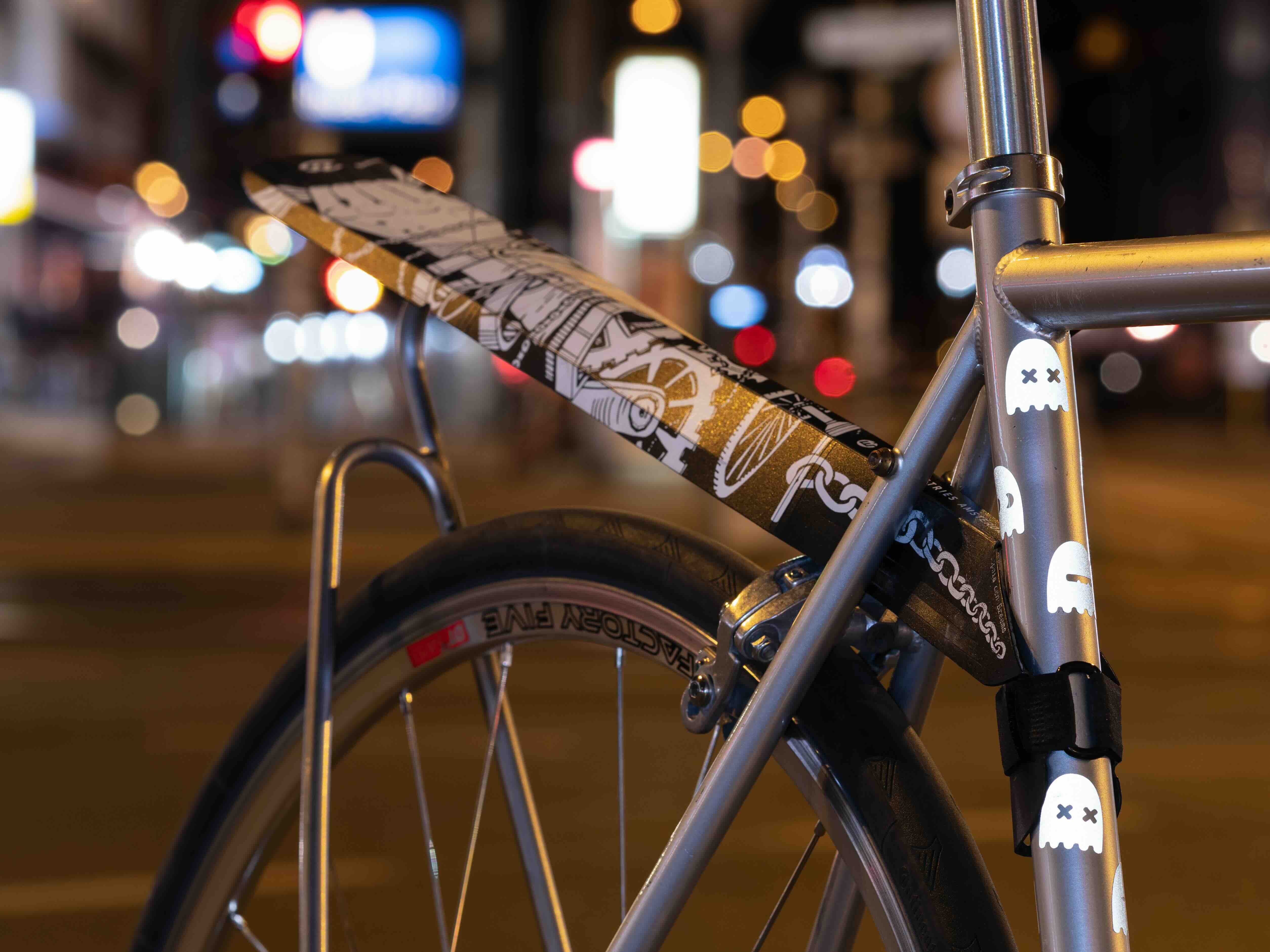 Geister Weiß von REFLECTIVE Berlin auf Fahrradrahmen mit stark reflektierendem Geistermotiv für mehr Sichtbarkeit im urbanen Stil.