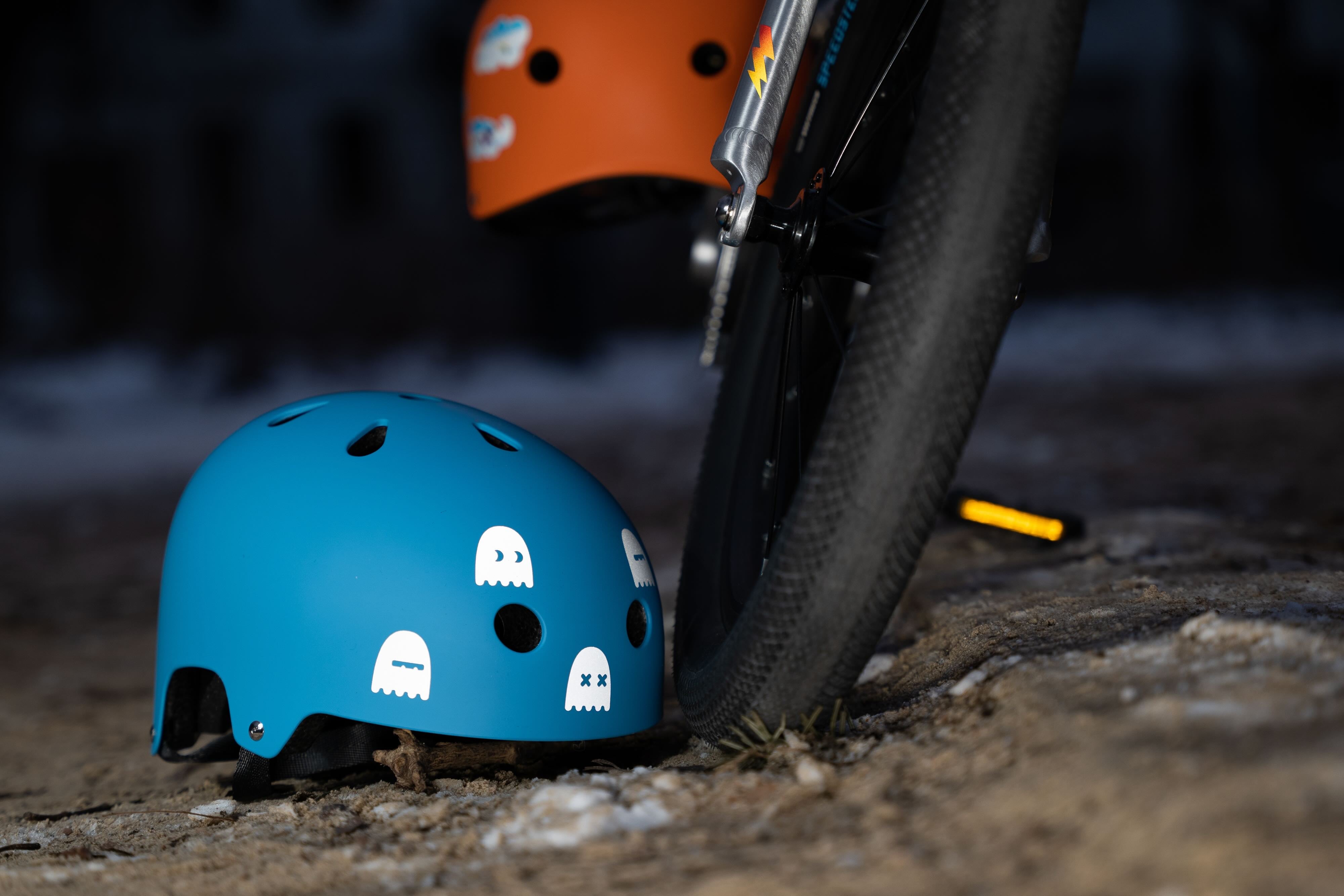 Geister Weiß von REFLECTIVE Berlin auf Kinderhelm mit stark reflektierendem Geistermotiv für mehr Sichtbarkeit im urbanen Stil.