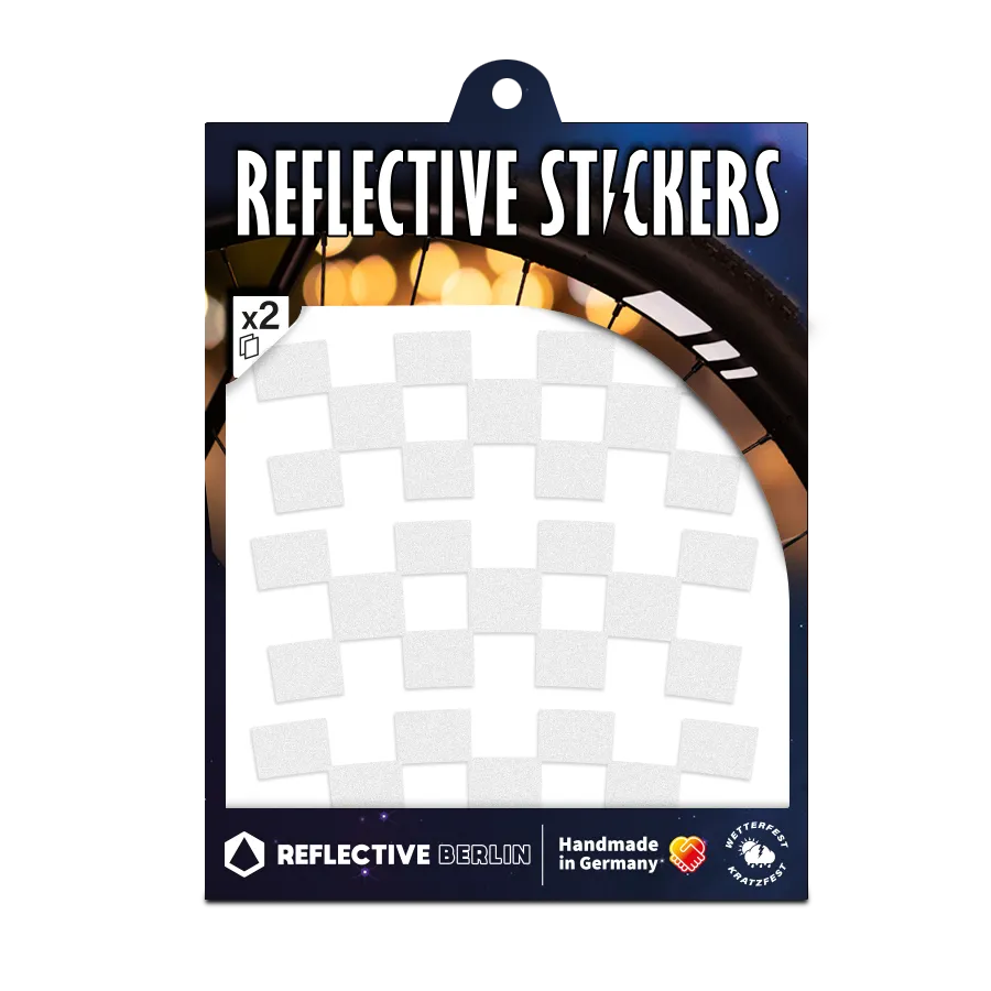 Reflektierender Felgen Aufkleber „Checker“ in Farbvariante „weiß“ in Größe 40mm in Produktverpackung von REFLECTIVE Berlin.
