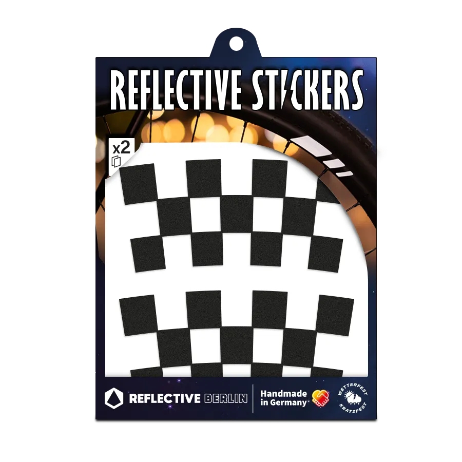 Reflektierender Felgen Aufkleber „Checker“ in Farbvariante „schwarz“ in Größe 60mm in Produktverpackung von REFLECTIVE Berlin.