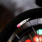 Reflektierender Aufkleber „Smudge“ in Farbvariante „pink“ auf Fahrradfelge in Detailaufnahme. von REFLECTIVE Berlin.