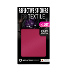 Reflektierende Aufkleber Textil Stoff „DIY“ in Farbvariante „rot“ zum selbst zuschneiden in Produktverpackung von REFLECTIVE Berlin.