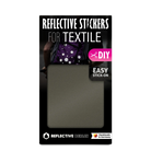 Reflektierender Aufkleber Textil Stoff „DIY“ zum selbst zuschneiden in Farbvariante „Grau“ in Produktverpackung von REFLECTIVE Berlin.