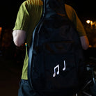 Reflektierender Aufkleber Textil Stoff „DIY“ zum selbst zuschneiden in Farbvariante „Grau“ zugeschnitten in Notenform auf einer Gitarrentasche von REFLECTIVE Berlin.