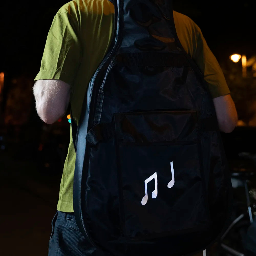 Reflektierender Aufkleber Textil Stoff „DIY“ zum selbst zuschneiden in Farbvariante „Grau“ zugeschnitten in Notenform auf einer Gitarrentasche von REFLECTIVE Berlin.