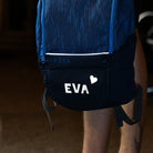 Reflektierende Aufkleber Textil Stoff „DIY“ zugeschnitten in Form von Buchstaben und Herz in Farbvariante „weiß“ auf einem Kipsta Rucksack. Von REFLECTIVE Berlin.