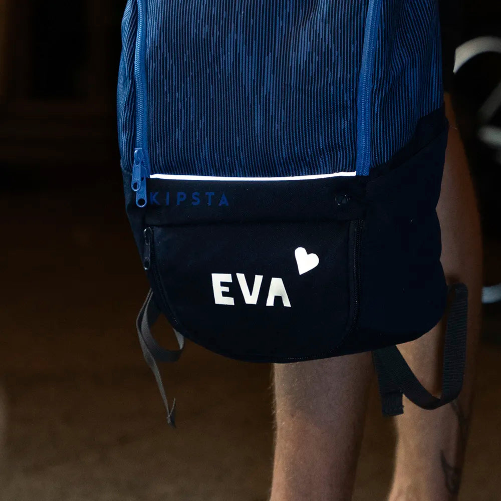 Reflektierende Aufkleber Textil Stoff „DIY“ zugeschnitten in Form von Buchstaben und Herz in Farbvariante „weiß“ auf einem Kipsta Rucksack. Von REFLECTIVE Berlin.