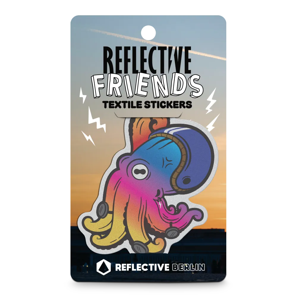 Reflektierender Aufkleber Textil Stoff „Otto“, ein Regenbogen Oktopus mit Fahrradhelm aus der Produktserie „Reflective Friends“ in Produktverpackung von  REFLECTIVE Berlin.