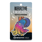 Reflektierender Aufkleber Textil Stoff „Otto“, ein Regenbogen Oktopus mit Fahrradhelm aus der Produktserie „Reflective Friends“ in Produktverpackung von  REFLECTIVE Berlin.