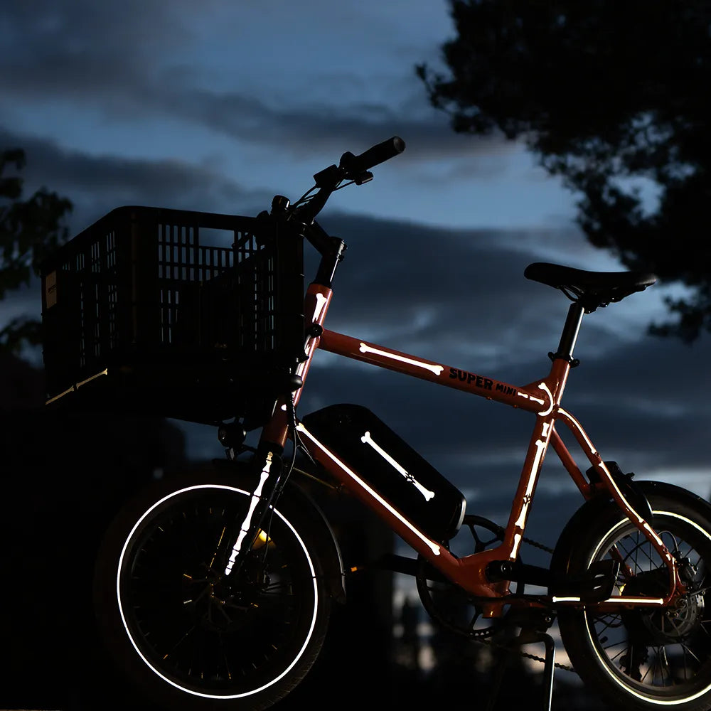 Super Mini Bike mit reflektierenden Knochen Stickern in der Abenddämmerung