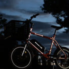 Super Mini Bike mit reflektierenden Knochen Stickern in der Abenddämmerung