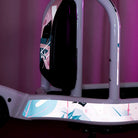 Reflektierende Aufkleber Folie XXL „Flamingo Funk“ zugeschnitten und auf einem BULLITT „Milk Plus“ Lastenrad aufgeklebt.  Der Detailausschnitt zeigt die Reflexfolien auf Rahmen und die Sticker reflektieren Blitzlicht. Das Arrangement ist von REFLECTIVE Berlin.