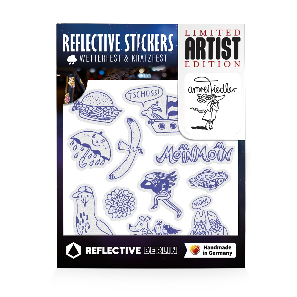 Freigestelltes Bild der reflektierenden Aufkleber „Artist Edition: Amrei Fiedler“ mit Hamburg-Motiven wie Möwen, Fischköppen, Regentropfen und „Moin Moin“ in Größe M in Produktverpackung von REFLECTIVE Berlin.
