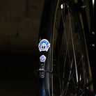 Reflektierende Aufkleber Künstleredition „Kurihara“ auf schwarzem Fahrrad Schutzblech. Zwei Aufkleber im Detail mit japanischen Masken. von REFLECTIVE Berlin