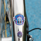 Reflektierende Aufkleber Künstleredition „Kurihara“ auf weißem Fahrradrahmen. Zwei Aufkleber im Detail mit japanischen Masken. von REFLECTIVE Berlin