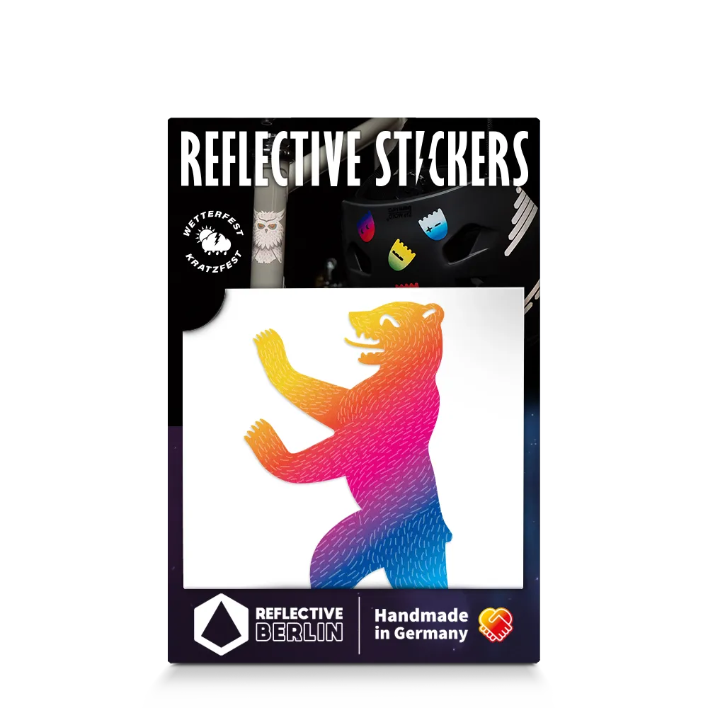 Reflektierender Aufkleber „Berliner Bär“ in Farbvariante „Regenbogen“ in Produktverpackung von REFLECTIVE Berlin.