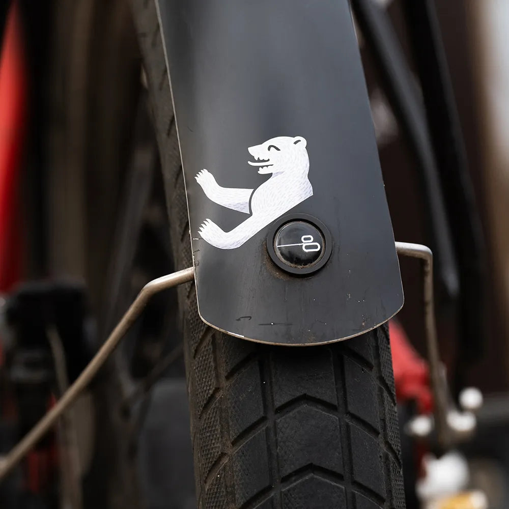 Reflektierender Aufkleber „Berliner Bär“ in Farbvariante „weiß“ zugeschnitten auf Fahrrad Schutzblech. Von REFLECTIVE Berlin.