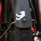 Reflektierender Aufkleber „Berliner Bär“ in Farbvariante „weiß“ zugeschnitten auf Fahrrad Schutzblech. Von REFLECTIVE Berlin.
