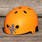 Zwei Reflektierende Aufkleber „Berliner Bär“ in Farbvariante „französisch Camo“ zugeschnitten auf orangem Fahrradhelm. Von REFLECTIVE Berlin.
