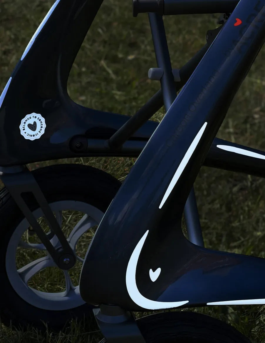Detail vorne von byacre Rollator mit reflektierenden Stickern von REFLECTIVE Berlin
