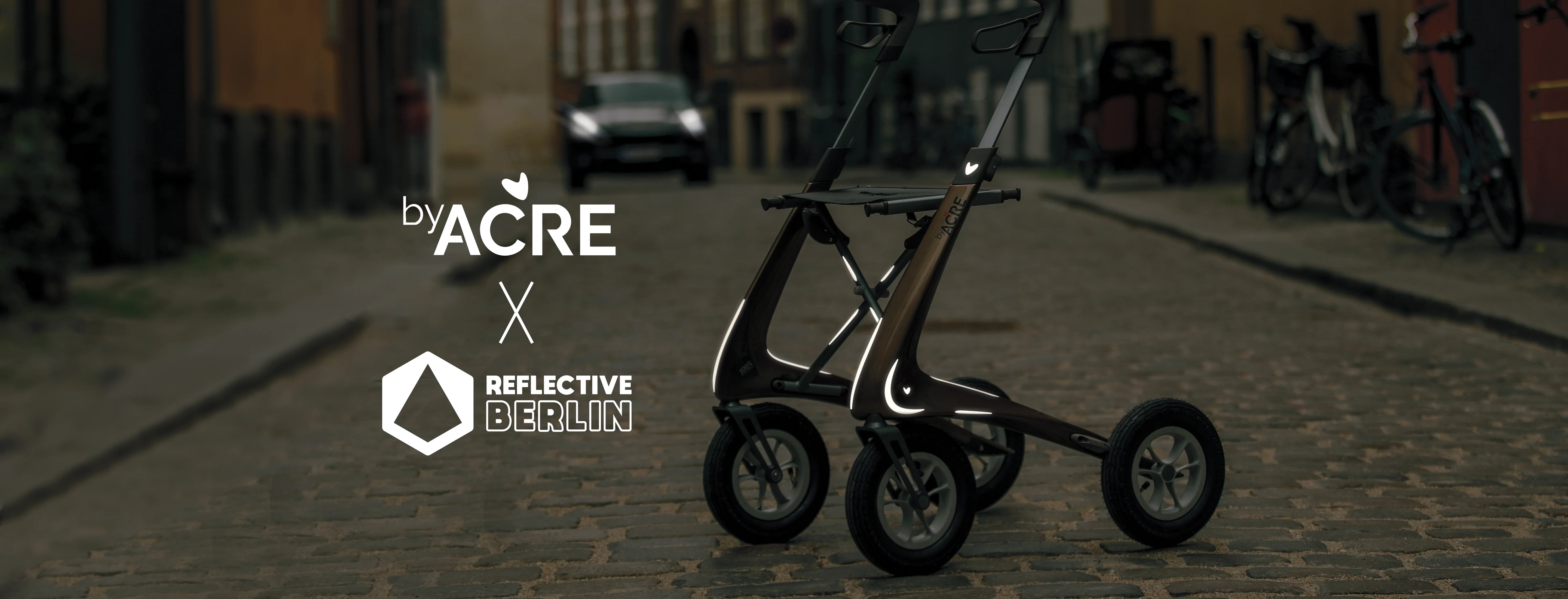 Ein Rollator von byacre steht auf Kopfsteinpflaster und leuchtet dank reflektierender Sticker von REFLECTIVE Berlin.