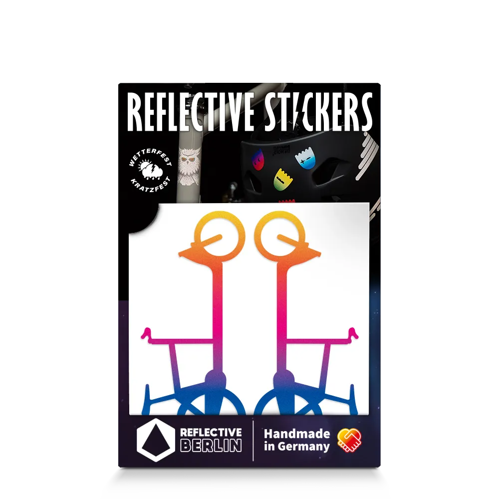 Reflektierender Aufkleber „Cargo“ in Farbvariante „Regenbogen“ in Produktverpackung von REFLECTIVE Berlin.