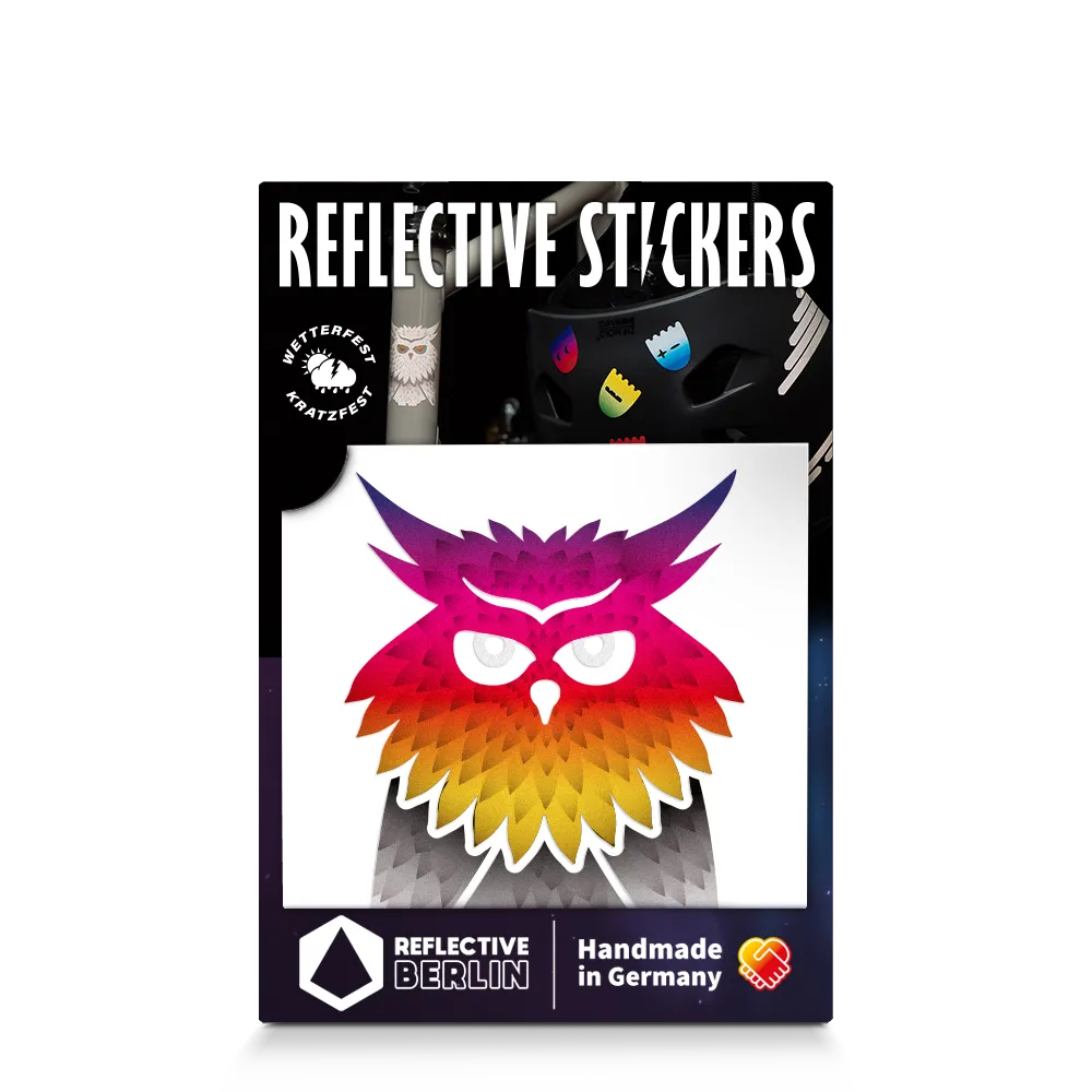 Reflektierender Aufkleber „Eule“ in Farbvariante „Regenbogen“ in Produktverpackung von REFLECTIVE Berlin.