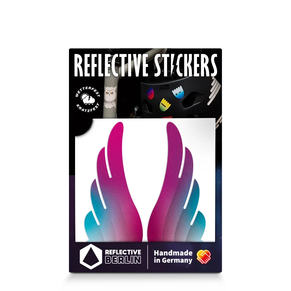 Reflektierender Aufkleber „Flügel“ in Farbvariante „Lila“ in Produktverpackung von REFLECTIVE Berlin.