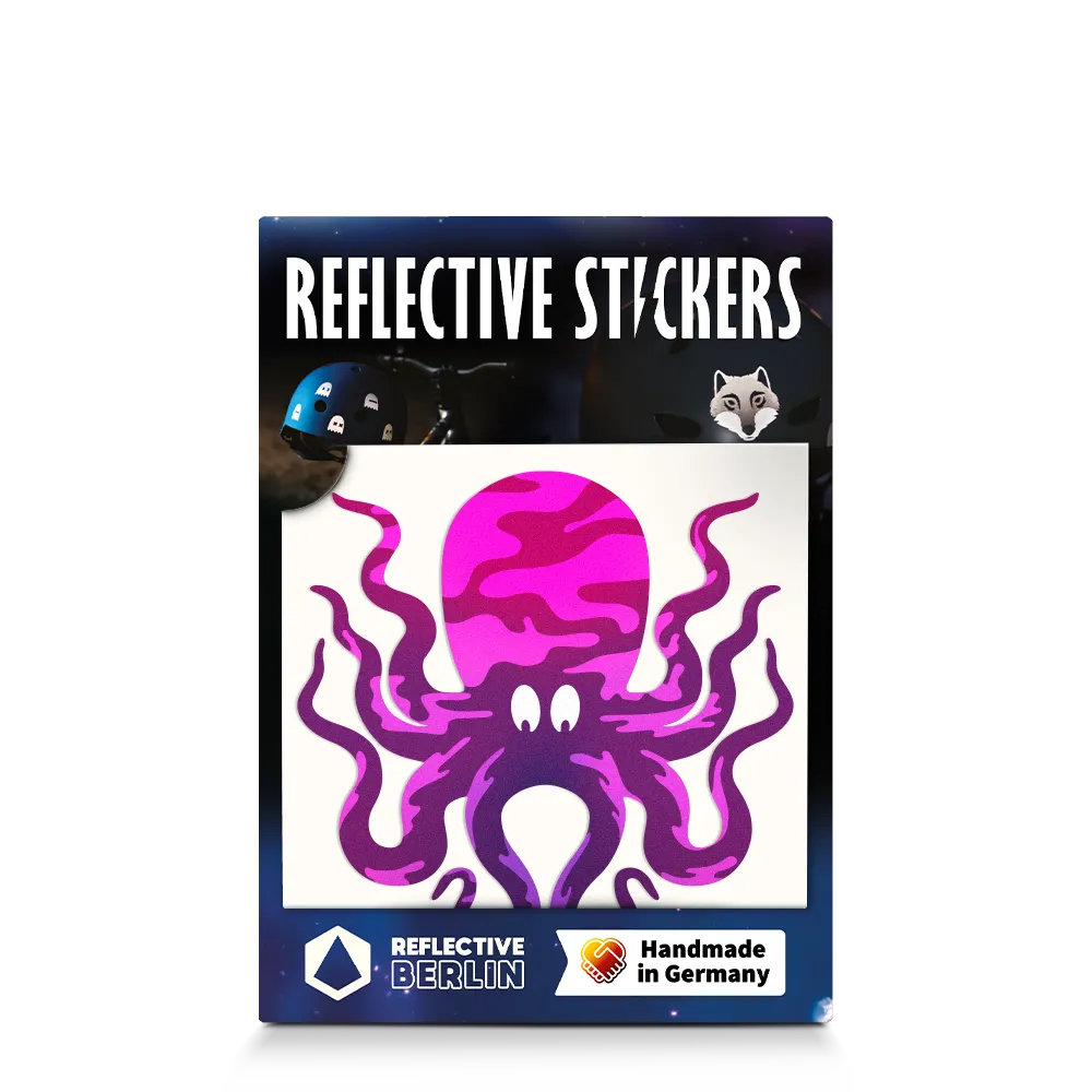 Reflektierender Aufkleber „Kraken“ in Farbvariante „Lila“ in Produktverpackung von REFLECTIVE Berlin.