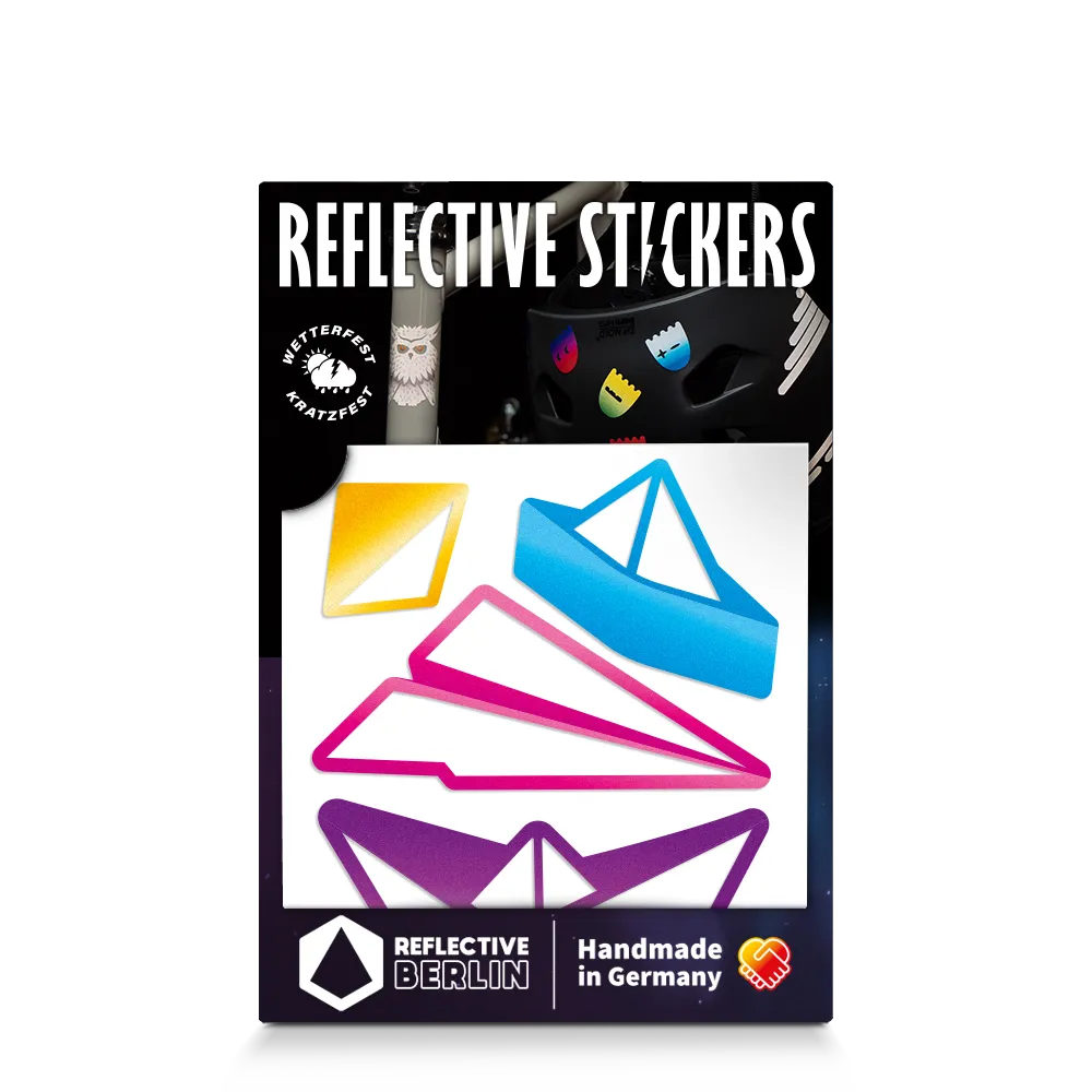 Reflektierender Aufkleber „Papierfalter“ in Farbvariante „Regenbogen“. Im Set sind 4 reflektierende Sticker enthalten. Von REFLECTIVE Berlin.