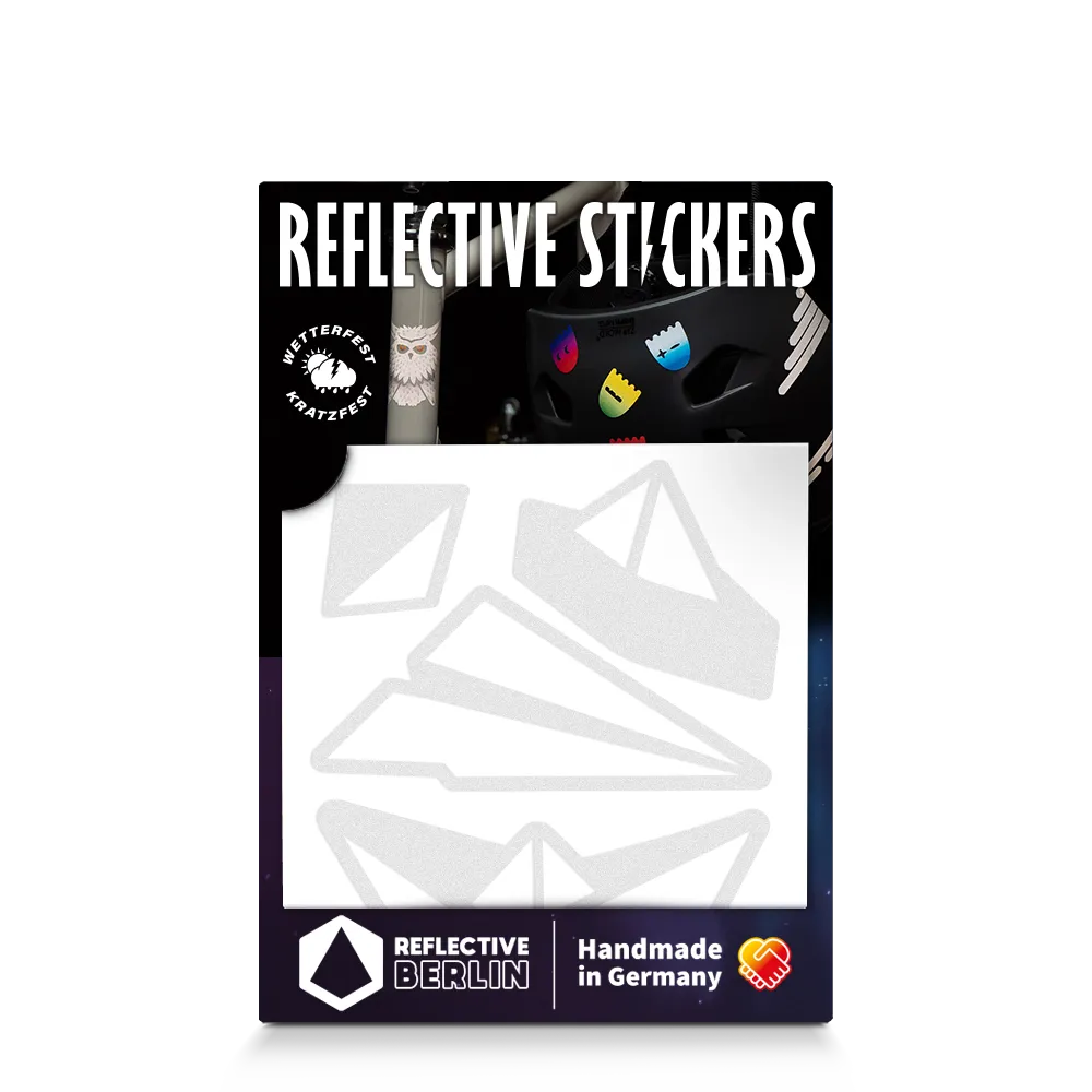 Reflektierender Aufkleber „Papierflieger“ in Farbvariante „Weiß“ in Produktverpackung von REFLECTIVE Berlin.