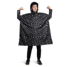 reflektierender Fahrrad Regenponcho in Farbvariante „Doodle“ getragen von einer Person, die einen Fahrradhelm trägt und die Ihre Arme hebt. Kollaboration von Bomance und REFLECTIVE Berlin.