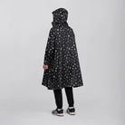 reflektierender Fahrrad Regenponcho in Farbvariante „Doodle“ getragen von einer Person in Rückenansicht vor weißem Hintergrund. Kollaboration von Bomance und REFLECTIVE Berlin.