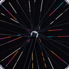 Reflektierender Speichen Aufkleber „Spokes“ in Farbvarianten „Feuer“, „Regenbogen“ und „weiß" auf Speichen eines Laufrads. Von REFLECTIVE Berlin.