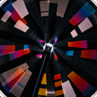 Reflektierender Speichen Aufkleber „Spokes“ in Farbvarianten „Feuer“,„Regenbogen“  und „weiß“ auf einem rotierenden Fahrrad Laufrad zur Hervorhebung der Reflexion. Von REFLECTIVE Berlin.