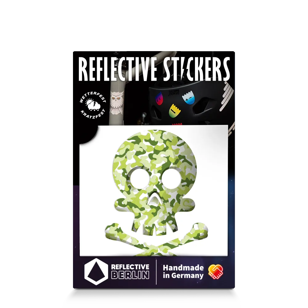 Reflektierender Aufkleber „Totenkopf“ in Farbvariante „camo“ in Produktverpackung von REFLECTIVE Berlin.