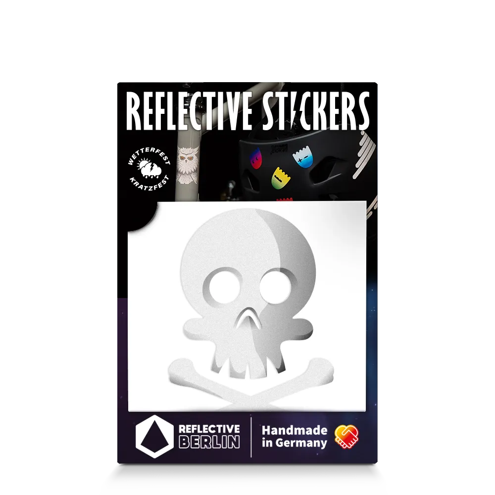 Reflektierender Aufkleber „Totenkopf“ in Farbvariante „weiß“ in Produktverpackung von REFLECTIVE Berlin.